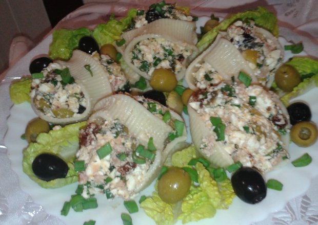 Fotografia przedstawiająca Makaronowe muszle nadziane łososiem serem oliwkami i ......