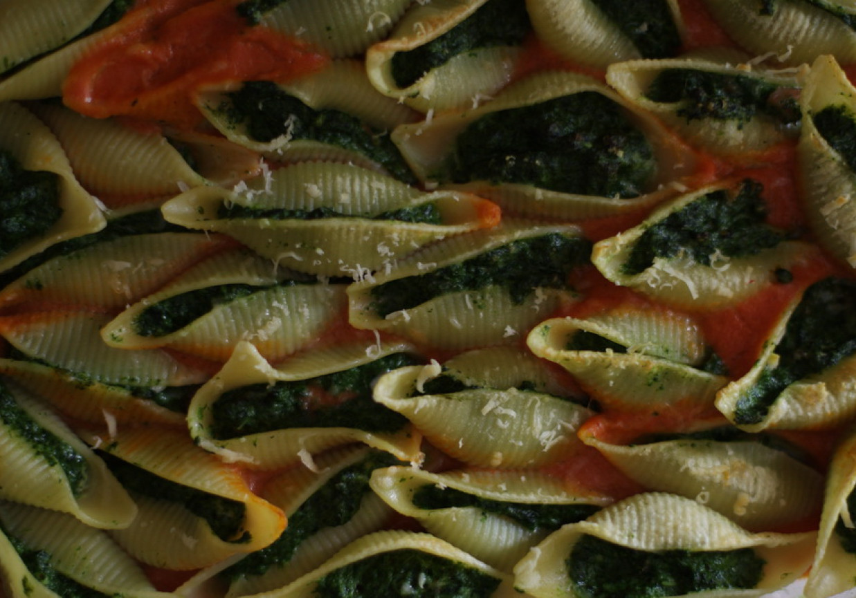 Makaronowe muszle nadziewane szpinakiem i fetą, zapieczone w sosie pomidorowym foto