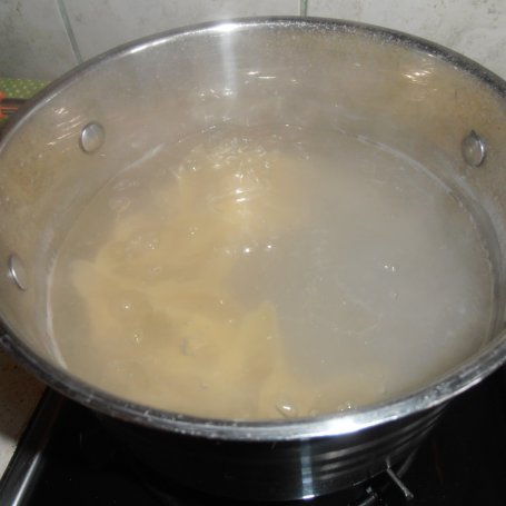 Krok 1 - Makaronowe muszle z suszonymi pomidorami i oliwkami foto