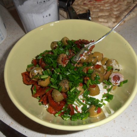 Krok 3 - Makaronowe muszle z suszonymi pomidorami i oliwkami foto