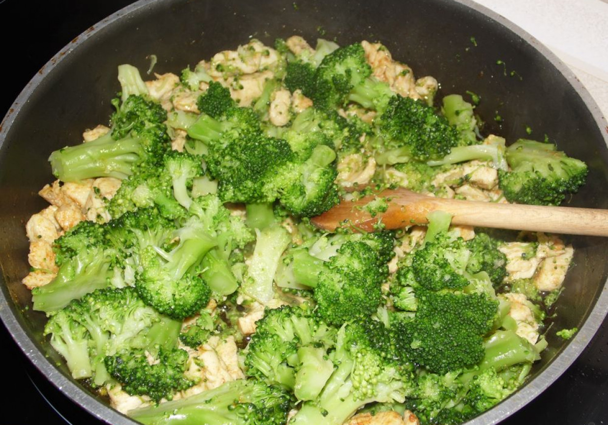 Makaronowe wstążki z brokułami i kurczakiem foto