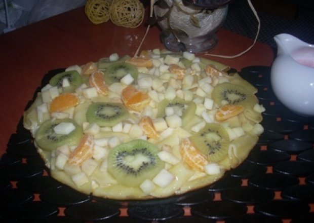 Fotografia przedstawiająca makaronowo-owocowa a'la pizza