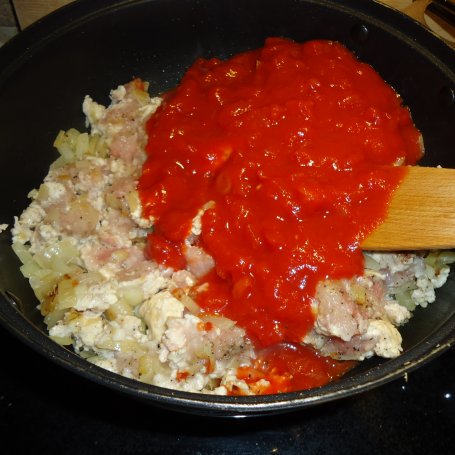Krok 3 - Makaronowy torcik z sosem pomidorowym foto