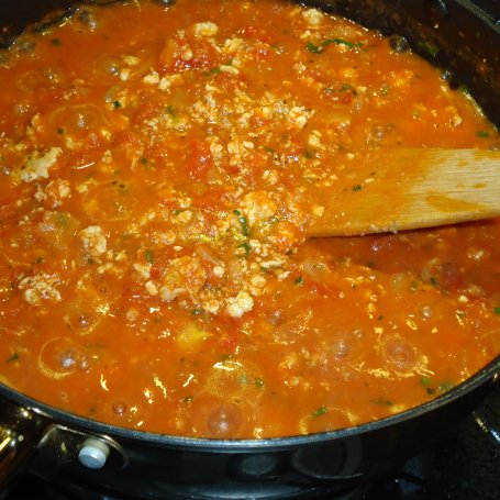 Krok 4 - Makaronowy torcik z sosem pomidorowym foto