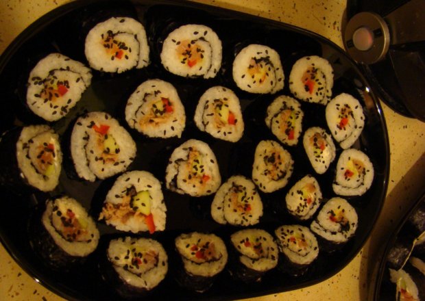 Fotografia przedstawiająca Maki sushi z tuńczykiem