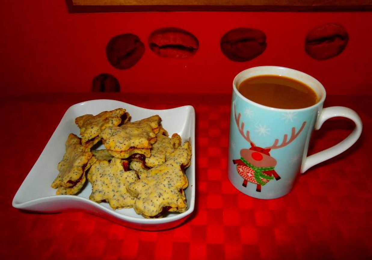 Makowe ciasteczkowe choinki przekładane dżemem wiśniowym. foto