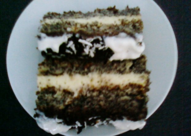 Fotografia przedstawiająca Makowe ciasto z masą.