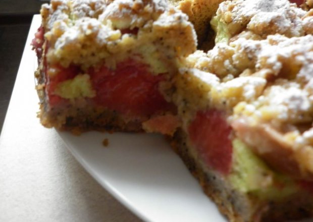 Fotografia przedstawiająca Makowe kruche ciasto z truskawkami i gruszką w zielonej piance