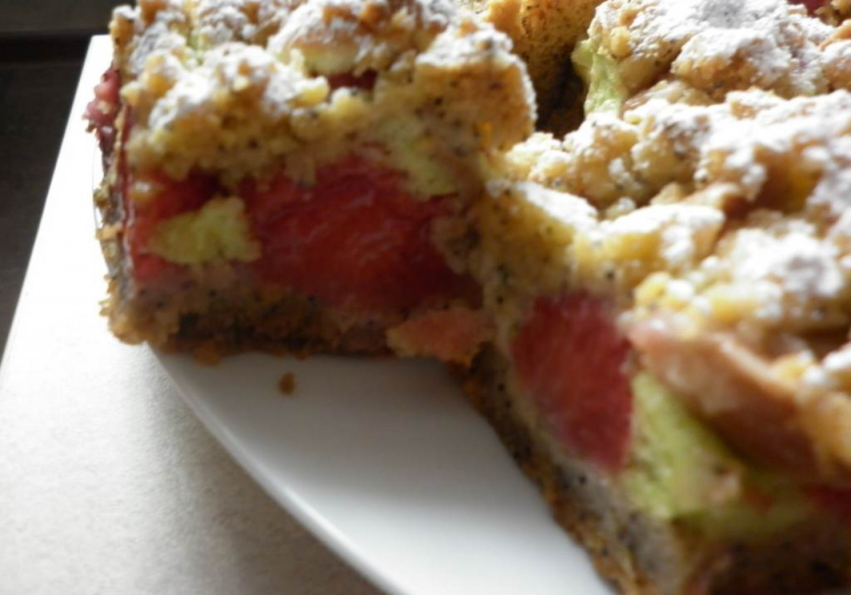 Makowe kruche ciasto z truskawkami i gruszką w zielonej piance foto