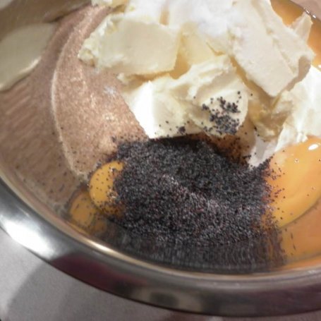 Krok 1 - Makowe kruche ciasto z truskawkami i gruszką w zielonej piance foto