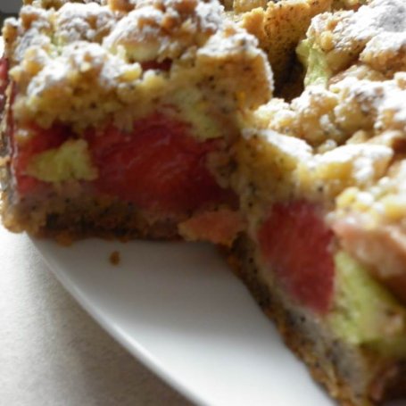 Krok 9 - Makowe kruche ciasto z truskawkami i gruszką w zielonej piance foto