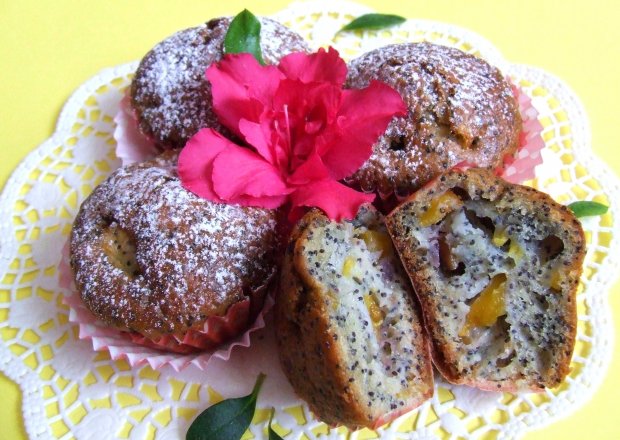 Fotografia przedstawiająca Makowe muffinki z nektarynkami