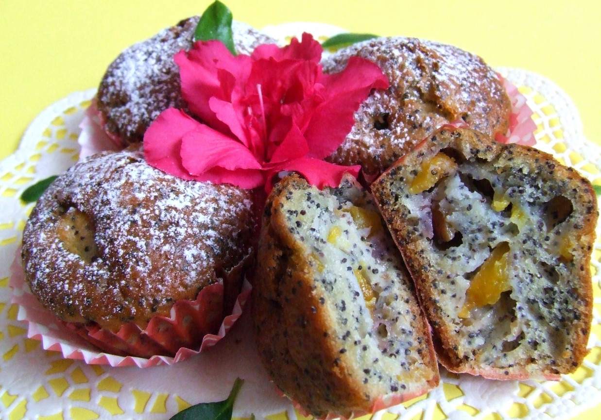 Makowe muffinki z nektarynkami foto