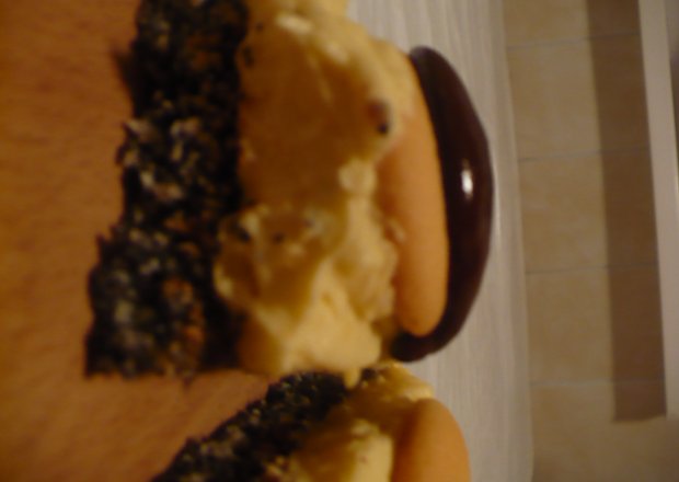 Fotografia przedstawiająca Makowiec z kremem i ciastkami