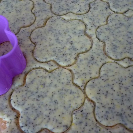 Krok 3 - Makowo-migdałowe ciasteczka ze śliwkami foto