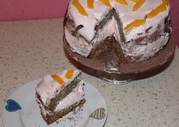 Fotografia przedstawiająca makowy tort
