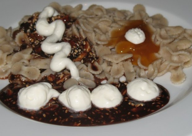 Fotografia przedstawiająca Makron pełnoziarnisty z sosem czekoladowym i konfiturą morelową