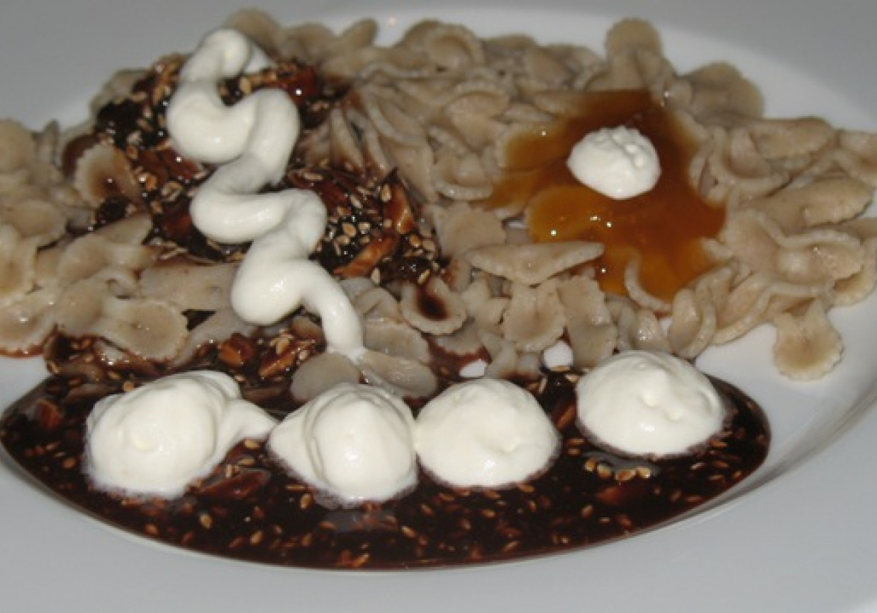 Makron pełnoziarnisty z sosem czekoladowym i konfiturą morelową foto