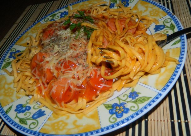 Fotografia przedstawiająca Makron z pomidorami w sosie parówkowym