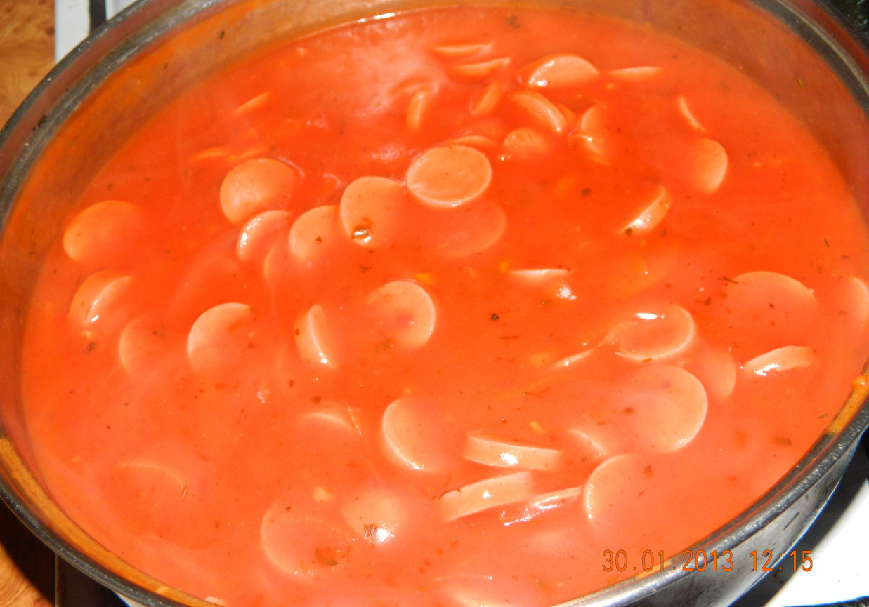 Makron z pomidorami w sosie parówkowym foto