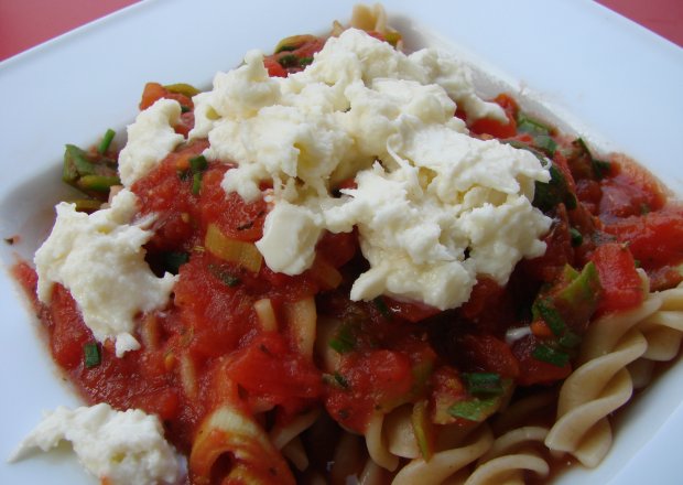 Fotografia przedstawiająca makron z sosem pomidorowym i mozzarellą