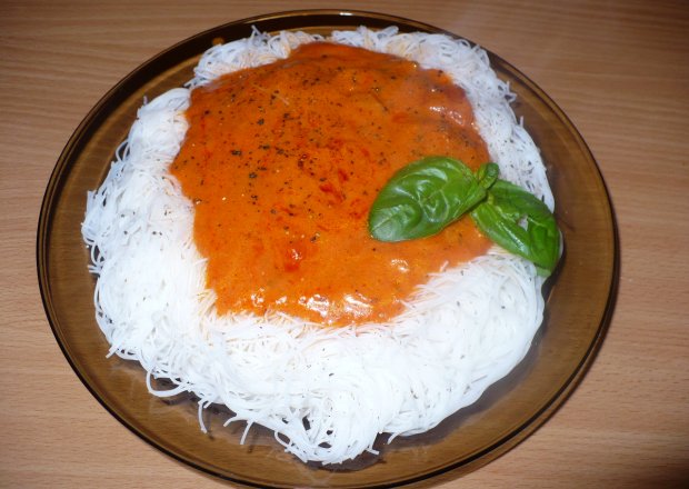 Fotografia przedstawiająca Makron z sosem pomidorowym