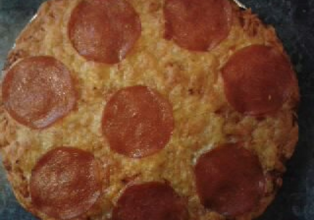 Mała pizza salami na cienkim cieście foto