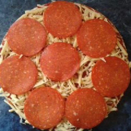 Krok 5 - Mała pizza salami na cienkim cieście foto