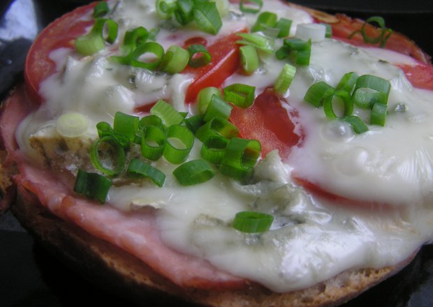 Fotografia przedstawiająca Mała zapiekanka z gorgonzolą i pomidorem
