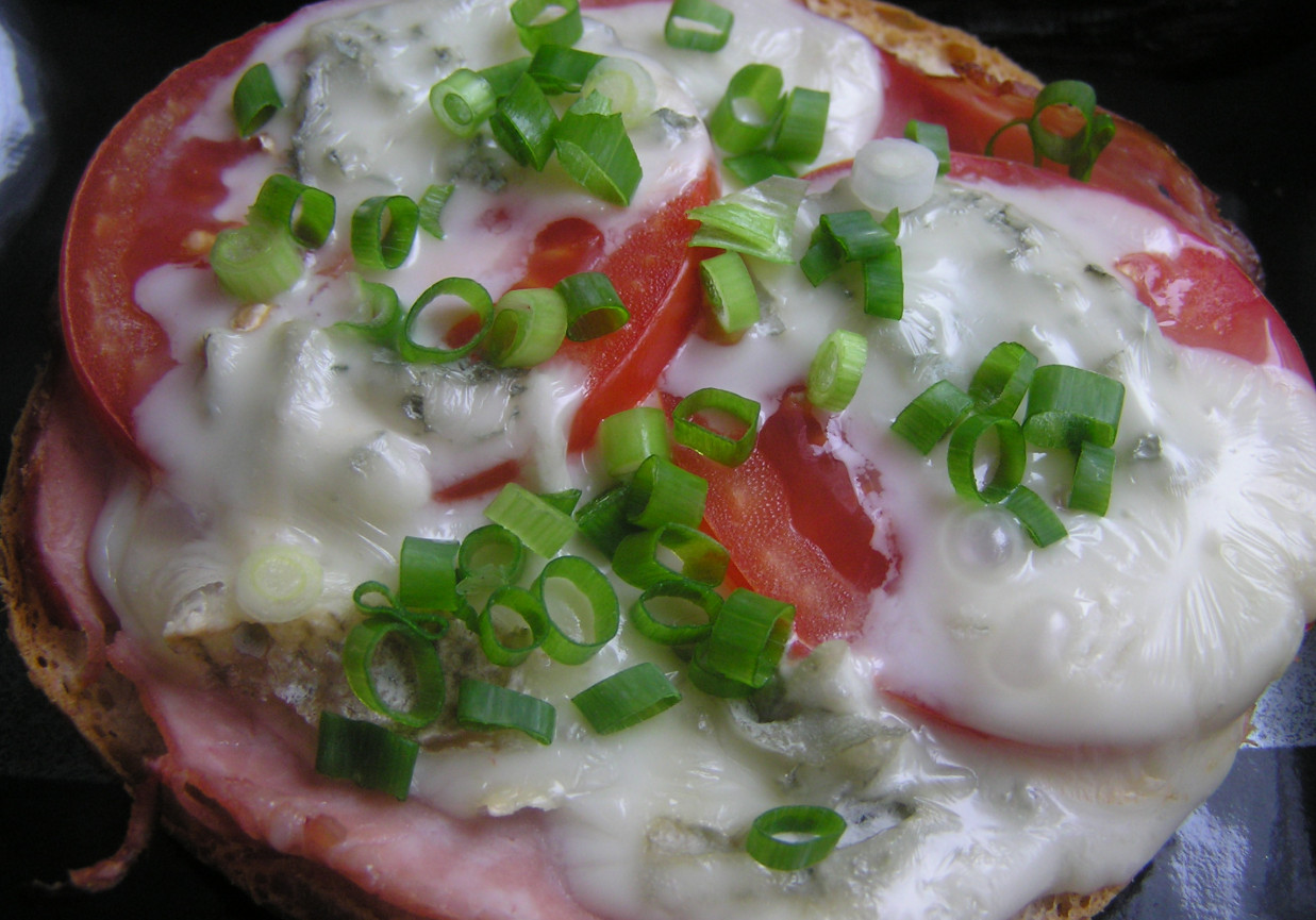 Mała zapiekanka z gorgonzolą i pomidorem foto