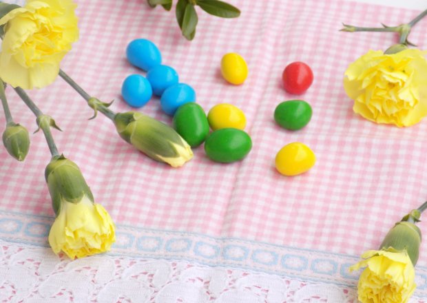 Małe babeczki na Wielkanocnym stole. foto