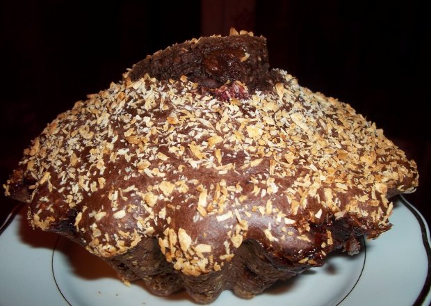 Fotografia przedstawiająca małe ciasto kakaowo-wiśniowe