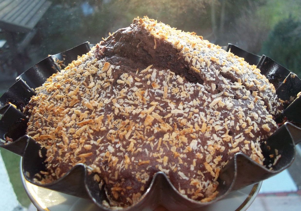 małe ciasto kakaowo-wiśniowe foto