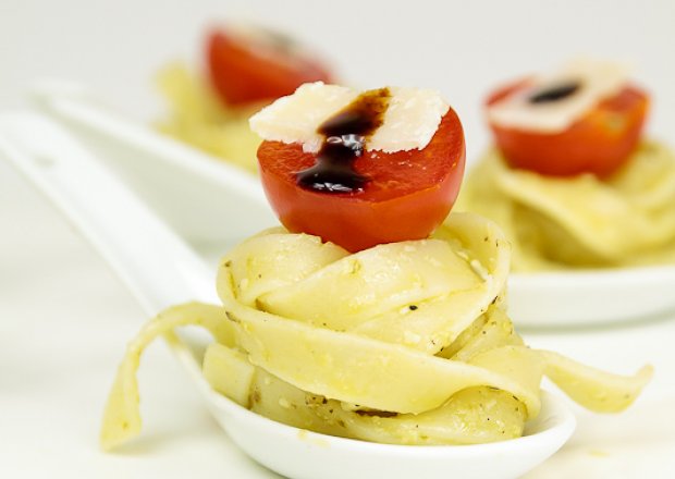 Fotografia przedstawiająca Małe conieco, czyli tagliatelle z pesto i pomidorkami cherry