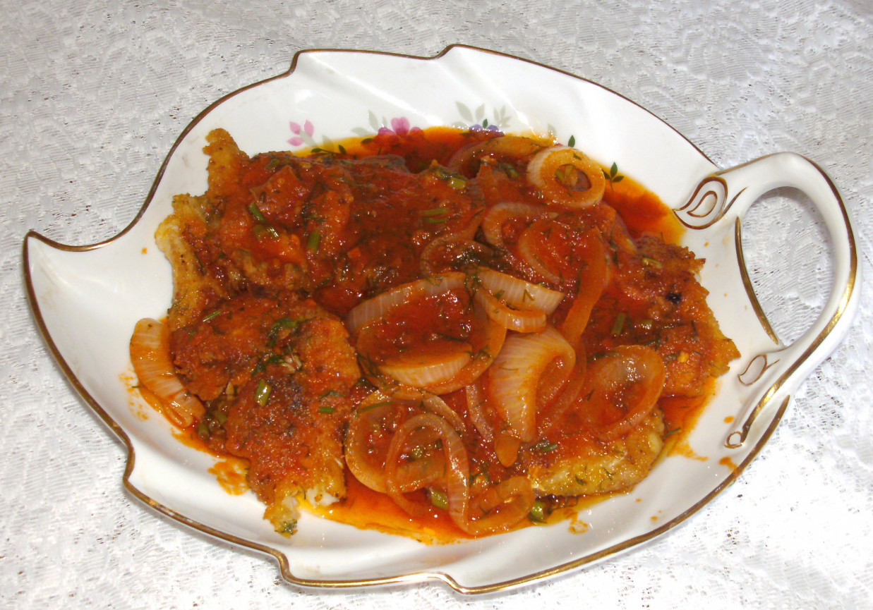 małe filety dorsza z koperkiem smażone i sosie pomidoroywm z cebulą... foto