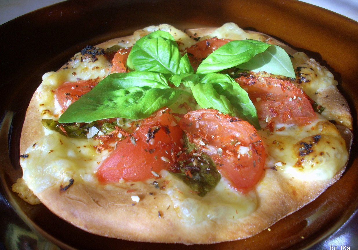 Małe pizze z białym oscypkiem, pomidorami i bazylią foto
