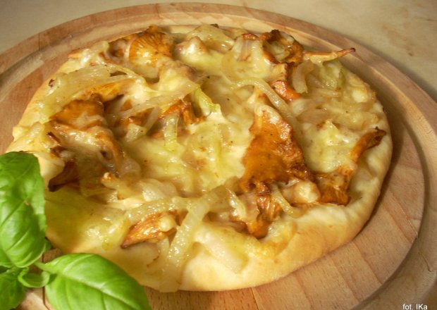 Fotografia przedstawiająca Małe pizze z kurkami, cebulką i serem