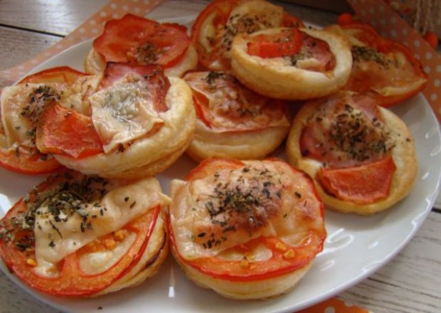 Fotografia przedstawiająca Małe pizze z pomidorem i serkiem
