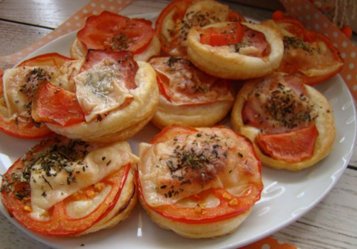 Małe pizze z pomidorem i serkiem foto