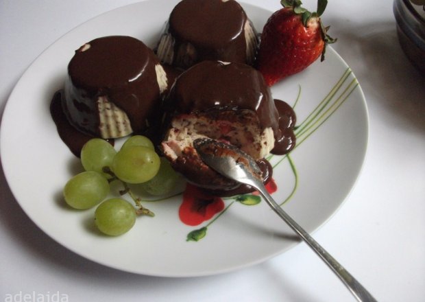 Fotografia przedstawiająca Małe serniczki z truskawkami i czekoladą