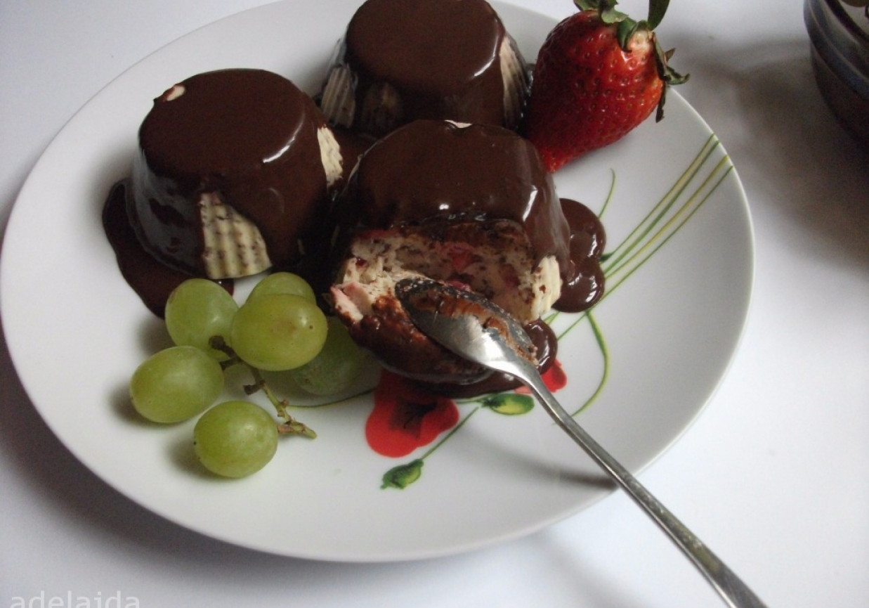 Małe serniczki z truskawkami i czekoladą  foto