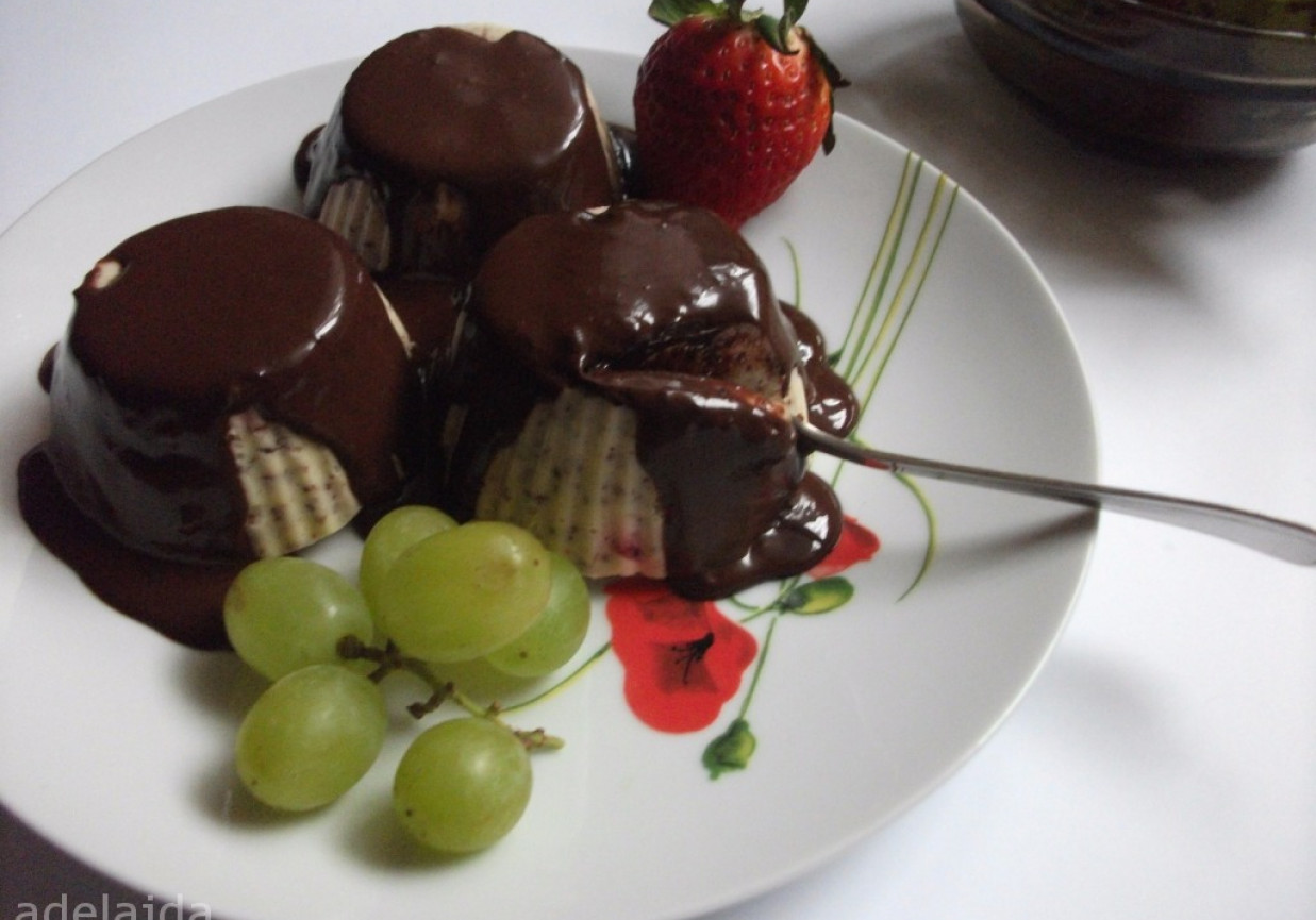 Małe serniczki z truskawkami i czekoladą  foto
