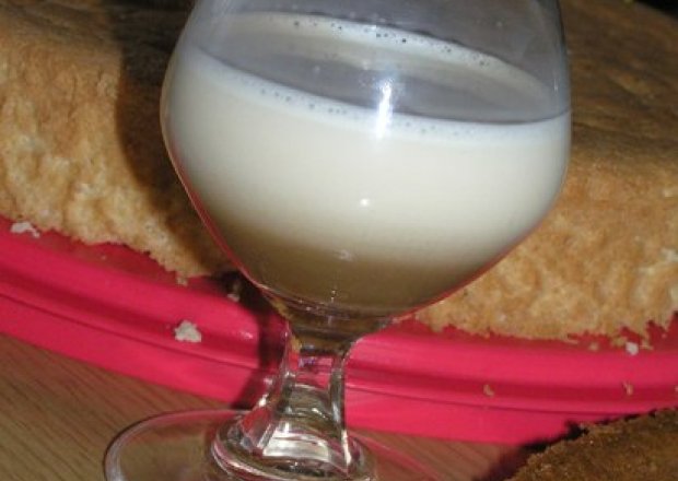 Fotografia przedstawiająca Malibu z mlekiem i likierem orzechowym