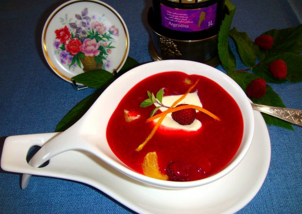 Fotografia przedstawiająca Malinowa zupa po skandynawsku.