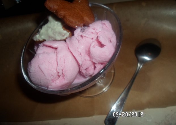 Fotografia przedstawiająca Malinowo - jogurtowe lody z ciasteczkami na pożegnanie lata