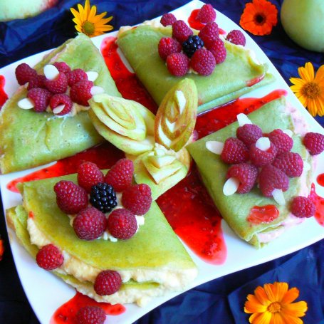Krok 4 - Malinowo miętowe naleśniki z Panna cottą foto