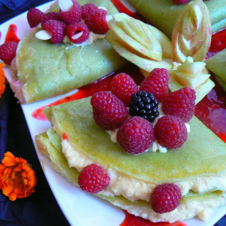 Krok 3 - Malinowo miętowe naleśniki z Panna cottą foto