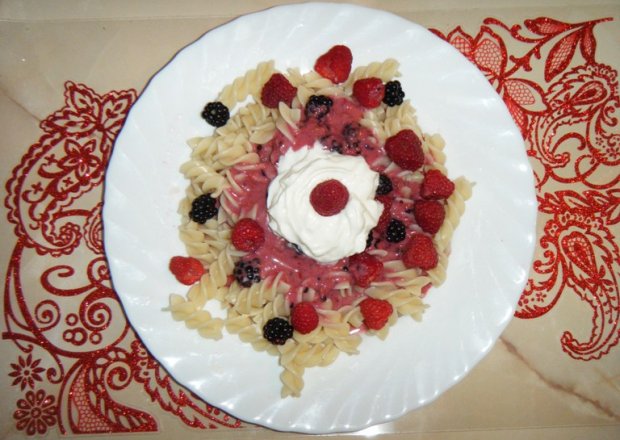 Fotografia przedstawiająca Malinowo-jeżynowy jogurt z makaronem
