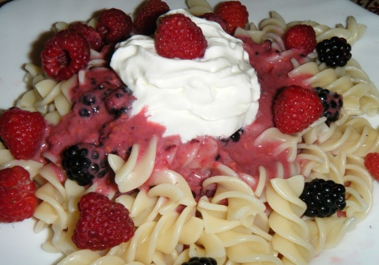 Malinowo-jeżynowy jogurt z makaronem foto