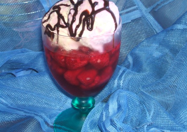 Fotografia przedstawiająca Malinowo-lodowy deser